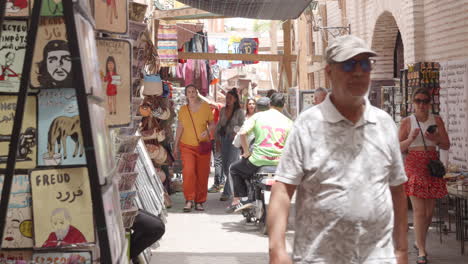 Turistas-En-Las-Estrechas-Calles-Del-Casco-Antiguo-De-La-Medina-De-Marrakech