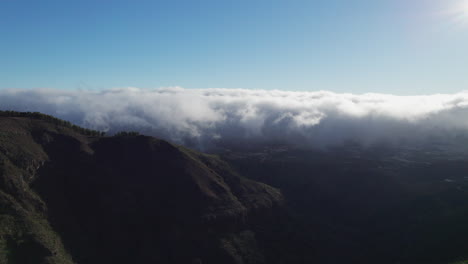 Volando-Sobre-El-Mar-De-Nubes-En-La-Isla-De-Gran-Canaria-Entre-Grandes-Montañas,-Islas-Canarias,-España