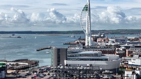 Spinnaker-Tower-Portsmouth-Großbritannien-Historische-Strandpromenade-Drohne,-Luftaufnahme