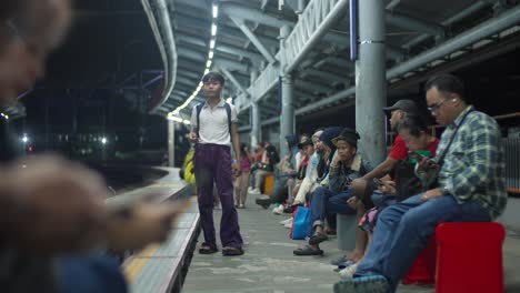 Commuters-Waiting-For-The-Train-At-Kampung-Bandan-Railway-Station-In-Jakarta-Utara,-Indonesia