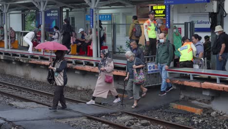 Escena-De-Pasajeros-Durante-Un-Día-Lluvioso-En-La-Estación-De-Tren-De-Sudimara-En-El-Sur-De-Tangerang,-Indonesia