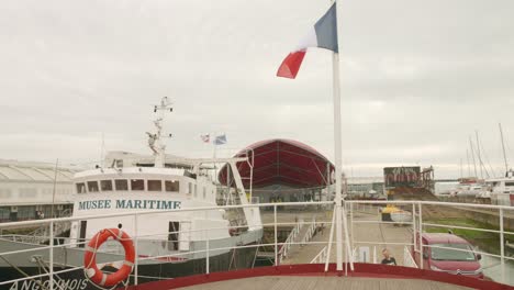 Museo-Marítimo-De-La-Rochelle-Visto-Desde-La-Popa-Del-Le-France-I-En-La-Rochelle,-Francia