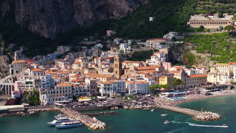 Toma-Aérea-Cinematográfica-Sobre-La-Ciudad-De-Amalfi-En-La-Costa-De-Amalfi,-Italia