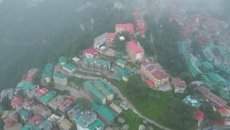 Vista-Aérea-De-La-Estación-De-Montaña-De-Shimla,-Calle-Comercial