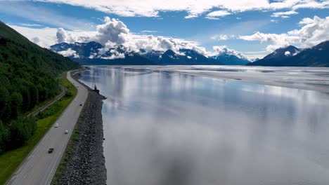 Luftaufnahme-Von-Autos-Auf-Der-Autobahn-Entlang-Des-Turnagain-Arm-In-Alaska