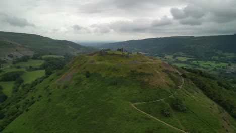 Dinas-Brân-Castle,-Legendäre-Heimat-Des-Heiligen-Grals,-Wales-–-Luftaufnahme-Aus-Der-Ferne-An-Einem-Launischen-Sommernachmittag