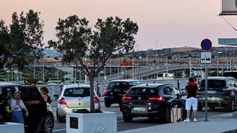 Reisende-Kommen-Am-Internationalen-Flughafen-Von-Athen-An