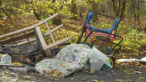 Basura-Doméstica-Arrojada-Ilegalmente-En-Un-Camino-Rural-Inglés-En-Un-área-De-Descanso