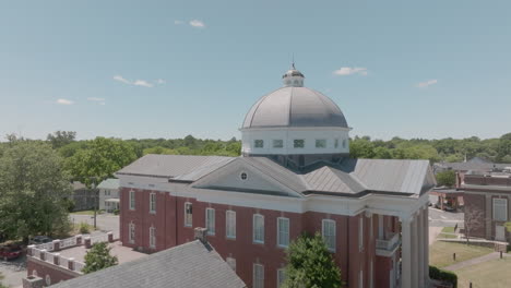 Louisa-County-courthouse-in-Louisa,-Virginia-with-drone-video-moving-from-low-to-high