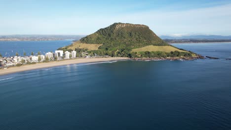 The-Mount-Volcanic-Dome-In-The-Beachfront-Suburbs-In-Tauranga,-Bay-Of-Plenty,-North-Island,-New-Zealand