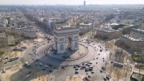 Arco-Triunfal-O-Arco-De-Triunfo-Y-Tráfico-De-Automóviles-En-La-Rotonda-Con-La-Torre-Eiffel-En-El-Fondo,-Francia