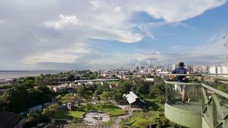 Impresionante-Vista-Ampliada-Del-Río-Amazonas-Desde-La-Cubierta-Superior-Del-Faro-Mangal-Das-Garças