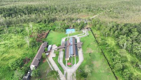 Drohnen-Landesgrenze-Zwischen-Indonesien-Und-Papua-Neuguinea-Mit-Wolken-Und-Wunderschönem-Blauen-Himmel-In-Sota,-Merauke,-Papua,-Indonesien