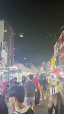 Viele-Leute-Gehen-Auf-Dem-Straßenmarkt-Spazieren-Und-Haben-Spaß-Und-Freude