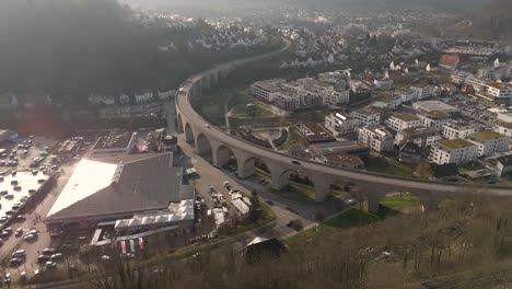 Viadukt-In-Der-Schwäbischen-Stadt-Nagold-Mit-Darauf-Fahrenden-Autos,-Aufnahmen-Einer-Orbitaldrohne