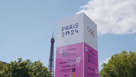 Olympische-Spiele-2024-In-Paris,-Eiffelturm-Trocadero-Schild-Breit