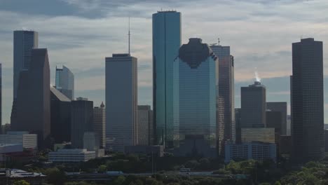 Skyline-Von-Houston-An-Einem-Hellen-Tag-Mit-Vereinzelten-Wolken