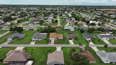 Gehobene-Villen-Und-Herrenhäuser-In-Cape-Coral-Town,-Florida