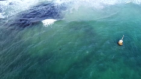 Vista-Aérea-Sobre-El-Océano-Índico-Y-La-Playa-De-Cottesloe-Y-Bell,-Perth,-Australia-Occidental