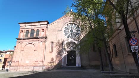 Basilica-of-Saint-Dominic-in-Bologna,-Italy,-highlights-its-historical-importance-and-magnificent-architecture