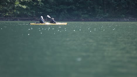 Una-Pareja-De-Kayakistas-Remando-En-El-Fiordo-De-Naeroy