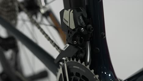 Umwerfer,-Detail-Eines-Modernen-Rennrads,-Rennrad,-Elektrofahrrad-Pin,-Sram