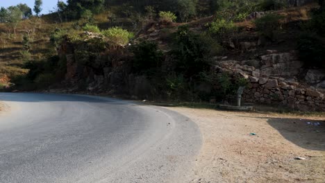 El-Video-De-Una-Carretera-Asfaltada-De-Montaña-Aislada-Y-Retorcida-Por-La-Tarde-Desde-Un-ángulo-Plano-Se-Tomó-En-Kumbhalgarh,-Rajastán,-India,-El-24-De-Noviembre-De-2023