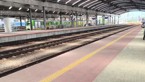 Dart-Train-And-Passengers-On-Platform-At-Katowice-Railway-Station-In-Daytime-In-Katowice,-Poland