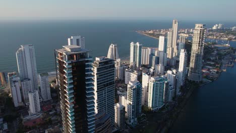 Vista-Aérea-De-Bocagrande,-Torres-De-Hoteles-Y-Apartamentos,-Playas-Y-Tráfico-Vial,-Cartagena,-Colombia