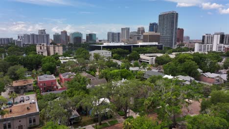 Barrio-Residencial-Con-El-Horizonte-Del-Centro-De-Orlando-Al-Fondo