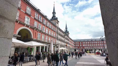 Berühmte-Plaza-Mayor-In-Madrid-An-Einem-Sonnigen-Tag-Mit-Menschen-In-Zeitlupe