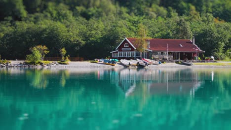 Eine-Miniaturansicht-Des-Berühmten-Kjendalstova-Cafés-Am-Ufer-Des-Sees-Loenvatnet