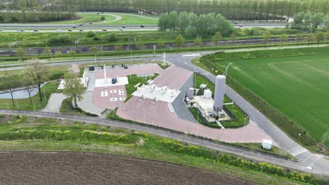 Estación-De-Servicio-No-Tripulada-De-GNL-Y-Diésel-Para-Camiones,-También-Instalación-De-Carga-De-Vehículos-Eléctricos