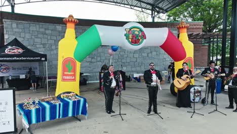 Una-Banda-Local-Toca-En-Vivo-En-La-Carrera-De-5-Km-De-Tacos-Y-Tequila-En-Suwanee,-Georgia,-Estados-Unidos---Toma-De-Retroceso