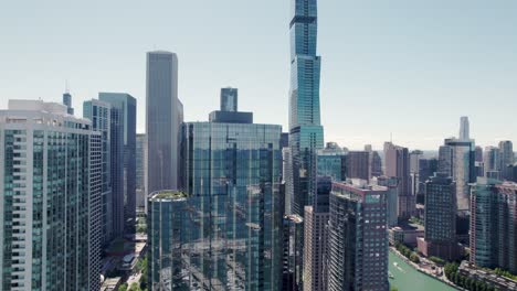 Luftaufnahme-Der-Skyline-Der-Innenstadt-Von-Chicago-Und-Drohnenansicht-Entlang-Der-Wolkenkratzer-An-Einem-Sonnigen-Tag