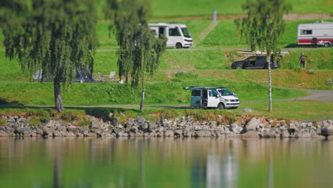 Ein-Einfacher-Rustikaler-Campingplatz-Am-Ufer-Des-Loen-Sees