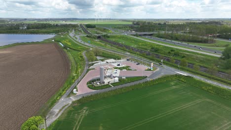 Estación-De-Servicio-No-Tripulada-De-GNL-Y-Diésel-Para-Camiones,-También-Instalación-De-Carga-De-Vehículos-Eléctricos