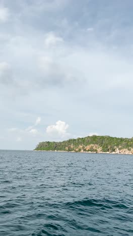 Travel-on-a-boat-running-at-high-speed-on-Thailand's-most-beautiful-sea-with-beautiful-scenery