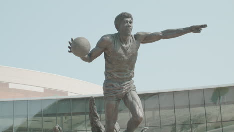 Statue-of-Earvin-Magic-Johnson-on-the-campus-of-Michigan-State-University-in-East-Lansing,-Michigan-with-stable-video