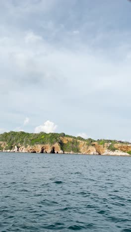 El-Barco-También-Es-Una-Escena-De-Conducción-En-El-Mar-De-Andamán-Y-Contempla-Las-Tierras-Más-Hermosas-De-La-Isla-En-Tailandia.