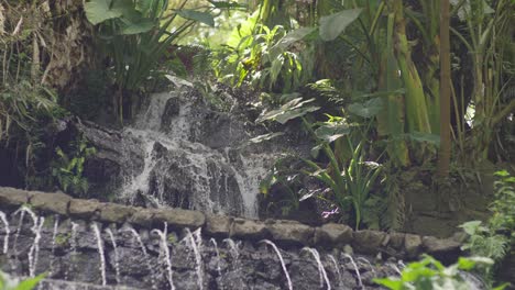 Fuente-De-La-Yerbabuena-En-El-Parque-Nacional-Uruapan,-Michoacán,-En-Un-Día-Soleado,-Toma-En-Cámara-Lenta