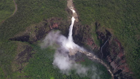 Vista-Aérea-De-Las-Impresionantes-Cataratas-Wallaman-En-El-Parque-Nacional-Girringun,-Queensland,-Australia