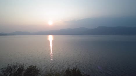 Vídeo-Aéreo-Del-Horno-En-Ispra,-Italia,-Durante-Una-Puesta-De-Sol-En-El-Lago-Maggiore