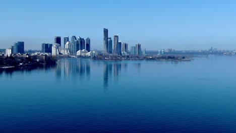 Left-to-right-shot-of-Toronto,-Ontario-in-the-afternoon