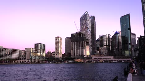 Imágenes-Tomadas-Con-La-Cámara-En-Mano-De-Circular-Quay-Y-El-Horizonte-De-La-Ciudad-Al-Anochecer,-Puerto-De-Sydney