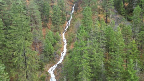 La-Vista-Aérea-De-Los-Senderos-De-Las-Cascadas-En-Garmisch-Partenkirchen-Durante-El-Otoño-Muestra-La-Vibrante-Exhibición-De-Follaje-Colorido.