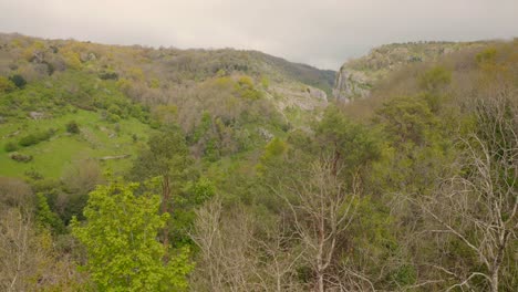 Pan-shot-of-the-rock-formations-at-Cheddar-Gorge,-near-Cheddar-Town