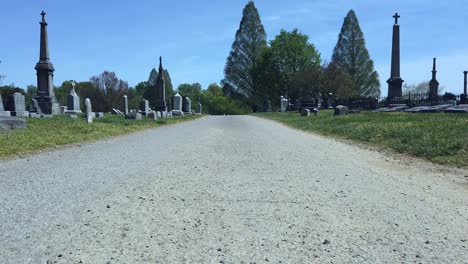 Camino-Del-Cementerio-Inclinado-Hacia-Arriba-Desde-El-Suelo