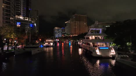 Fort-Lauderdales-New-River-Bei-Nacht-Mit-Luxusyachten-Und-Beleuchteten-Gebäuden