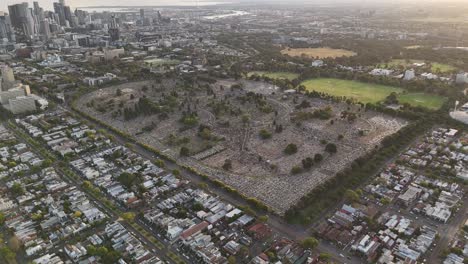 Allgemeiner-Friedhof-Des-Bezirks-Brunswick,-Melbourne-Während-Der-Goldenen-Stunde